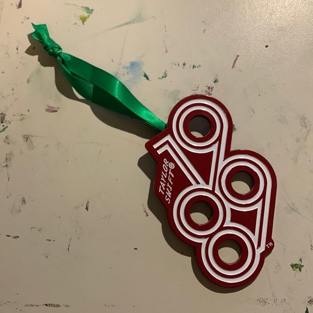 Taylor swift 1989 Christmas ornament NEW W/O TAGS